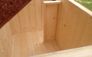 Interiér zateplené psí boudy